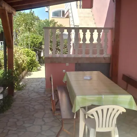 شقة Trputec, Otok فير